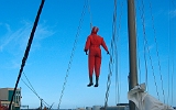 Offshore Segelanzug wird getrocknet - Man Hang Down.